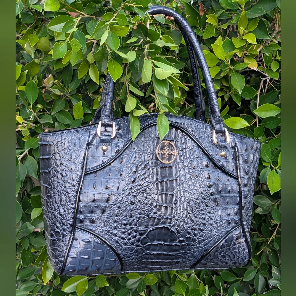 Chic Black Crocodile-Embossed Tote Bag - Picture 2 of 16